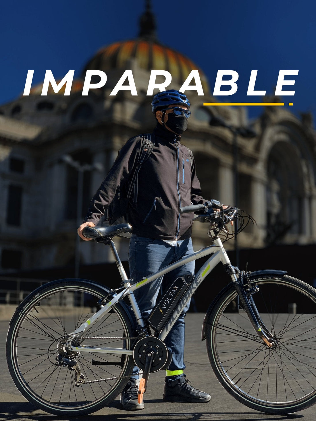 hombre con cubrebocas y gafas oscuras a lado de una bicicleta eléctrica