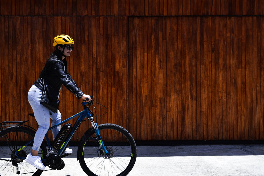mujer en bicicleta eléctrica